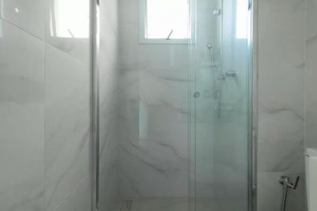 Apartamento à venda com 205m², 4 quartos e 4 vagasBanheiro com piso de porcelanato, chuveiro e janela pequena, iluminado de forma boa.