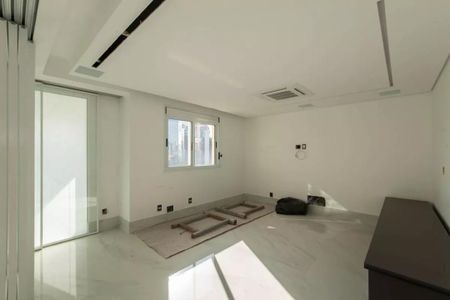 Apartamento à venda com 205m², 4 quartos e 4 vagasEspaça de trabalho com iluminação natural e acabamento em gesso.