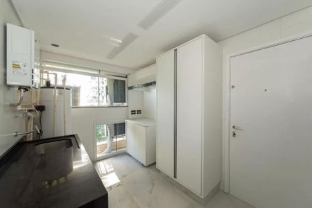 Apartamento à venda com 205m², 4 quartos e 4 vagasCasa com cozinha moderna e iluminada, com armários brancos e piso de porcelanato.