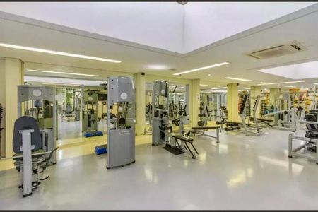 Apartamento à venda com 205m², 4 quartos e 4 vagasGinásio com equipamentos de treino e espelhos nas paredes.