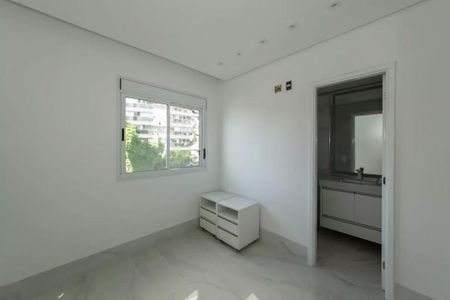 Apartamento à venda com 205m², 4 quartos e 4 vagasQuarto com piso de porcelanato, janela grande e iluminação natural, sem móveis ou decoração.
