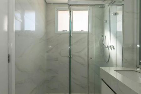 Apartamento à venda com 205m², 4 quartos e 4 vagasBanheiro com piso de porcelanato, pia de granito e chuveiro de vidro.