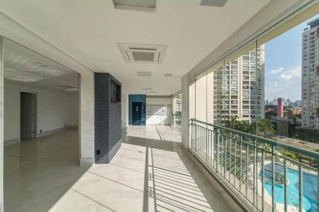 Apartamento à venda com 205m², 4 quartos e 4 vagasPiscina e varanda com vista para edifícios altos e jardim ao fundo.