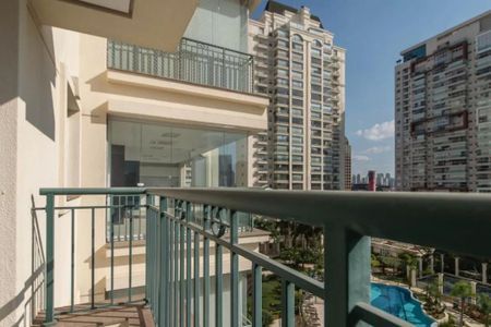 Apartamento à venda com 205m², 4 quartos e 4 vagasBalcony com vista para piscina e edifícios ao redor, com uma varanda com balaustrada e uma vista para o céu azul e nuvens brancas.