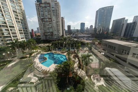 Apartamento à venda com 205m², 4 quartos e 4 vagasPiscina com vista para o centro da cidade, cercada por edifícios altos e árvores.