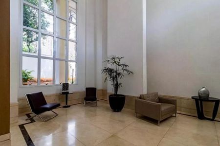 Apartamento à venda com 205m², 4 quartos e 4 vagasPatio com jardim e árvore de frutas, com vista para a rua e janela grande.