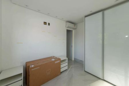 Apartamento à venda com 205m², 4 quartos e 4 vagasCasa com sala branca e ar condicionado, com televisão em embalagem e armários brancos.