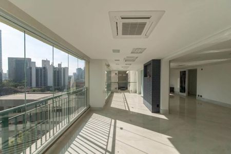 Apartamento à venda com 205m², 4 quartos e 4 vagasParedes brancas e teto branco, com vista para o centro da cidade, iluminado por luz natural e artificial.