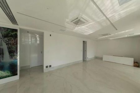 Apartamento à venda com 205m², 4 quartos e 4 vagasSala com paredes brancas, piso de porcelanato e iluminação natural por janelas grandes.