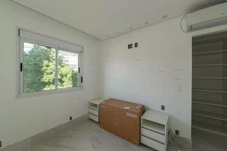 Apartamento à venda com 205m², 4 quartos e 4 vagasQuarto com janela e ar condicionado, com mobília branca e piso de porcelanato.