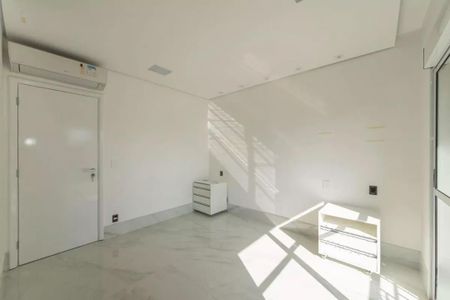 Apartamento à venda com 205m², 4 quartos e 4 vagasSala com ar condicionado, iluminação natural e móveis brancos, com um ar moderno e minimalista.