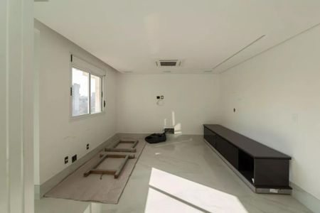 Apartamento à venda com 205m², 4 quartos e 4 vagasSala com móveis desmontados, iluminação natural, piso de porcelanato e iluminação natural.