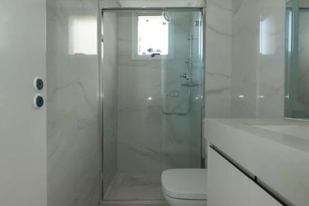Apartamento à venda com 205m², 4 quartos e 4 vagasBanheiro com piso de porcelanato, pia e vaso sanitário brancos, e uma janela pequena.