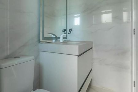 Apartamento à venda com 205m², 4 quartos e 4 vagasBanheiro com piso de porcelanato, pia e vaso sanitário brancos, espelho e iluminação adequada.