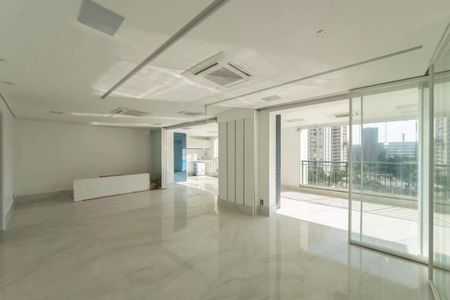 Apartamento à venda com 205m², 4 quartos e 4 vagasEspaço amplo com piso de porcelanato e janelas grandes, iluminado por luz natural.