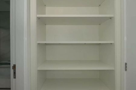 Apartamento à venda com 205m², 4 quartos e 4 vagasCasa com cozinha moderna e iluminada, com móveis de madeira e piso de porcelanato.