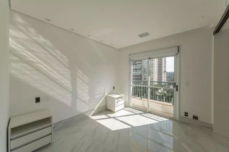 Apartamento à venda com 205m², 4 quartos e 4 vagasSala com vista para a cidade, iluminada por luz natural, com móveis brancos e piso de porcelanato.