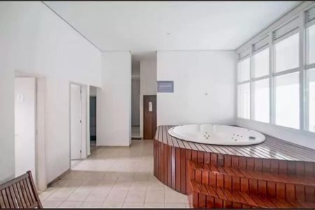 Apartamento à venda com 205m², 4 quartos e 4 vagasBanheiro com jacuzzi e banheira, com iluminação natural e iluminação artificial.