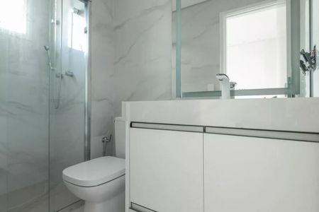 Apartamento à venda com 205m², 4 quartos e 4 vagasBanheiro com piso de porcelanato, vaso sanitário e pia de porcelanato, com espelho e janela pequena.