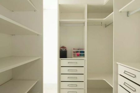 Apartamento à venda com 205m², 4 quartos e 4 vagasCupboard with shelves, drawers, and storage space, likely a pantry or closet.