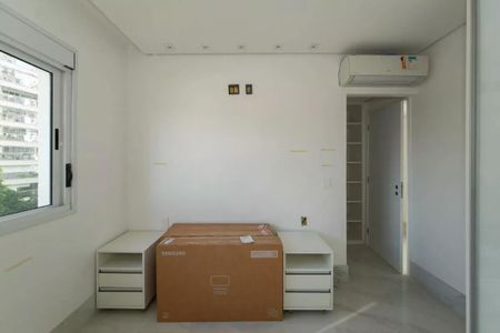 Apartamento à venda com 205m², 4 quartos e 4 vagasQuarto com ar condicionado e móveis brancos, com vista para o prédio ao lado.
