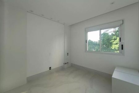 Apartamento à venda com 205m², 4 quartos e 4 vagasQuarto com janela e piso de porcelanato, iluminado por luz natural e com acabamento de gesso.
