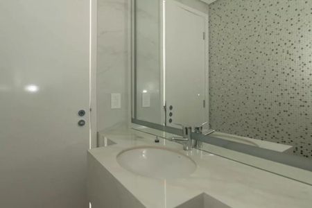 Apartamento à venda com 205m², 4 quartos e 4 vagasBanheiro com piso de porcelanato, pia e espelho, com iluminação adequada.