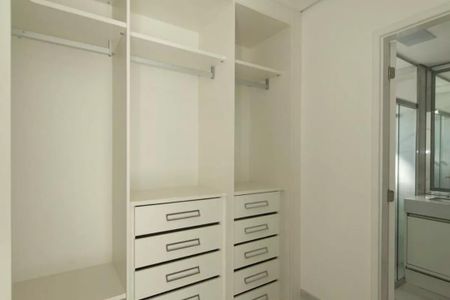 Apartamento à venda com 205m², 4 quartos e 4 vagasCupboard with drawers and shelves, likely in a bedroom or closet.
