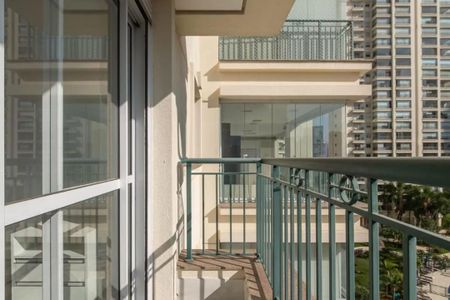 Apartamento à venda com 205m², 4 quartos e 4 vagasBalcony com vista para o parque e edifícios ao redor, com uma varanda pequena e uma vista para o parque e edifícios ao redor.