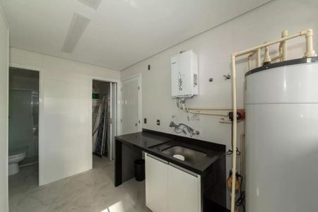 Apartamento à venda com 205m², 4 quartos e 4 vagasBanheiro com piso de porcelanato e pia de granito, com um tanque de água quente.