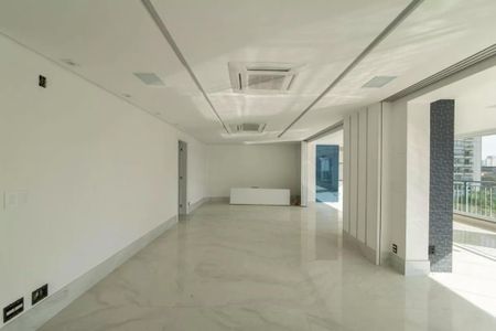 Apartamento à venda com 205m², 4 quartos e 4 vagasEspaço amplo e bem iluminado, com piso de porcelanato e iluminação natural.