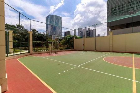 Apartamento à venda com 205m², 4 quartos e 4 vagasCortada de uma quadra de futsal com vista para edifícios altos e nuvens no céu.