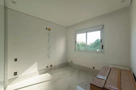 Apartamento à venda com 205m², 4 quartos e 4 vagasQuarto com paredes brancas, piso de porcelanato e janela com vista para o jardim.