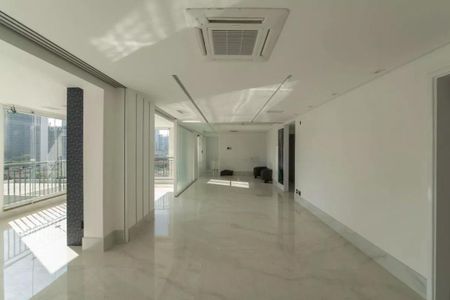 Apartamento à venda com 205m², 4 quartos e 4 vagasParedes brancas e assoalho de mármore em um espaço de escritório com vista para a cidade.