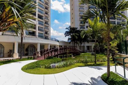 Apartamento à venda com 205m², 4 quartos e 4 vagasPiscina com uma ponte de madeira e um prédio de apartamentos ao fundo.