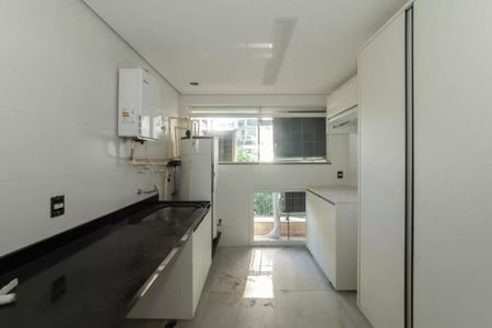 Apartamento à venda com 205m², 4 quartos e 4 vagasCozinha com piso de porcelanato, bancada de granito e geladeira.