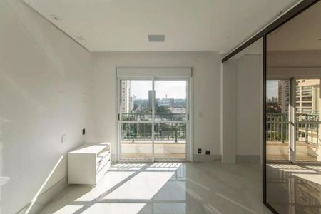 Apartamento à venda com 205m², 4 quartos e 4 vagasQuarto com vista para a cidade, com móveis brancos e iluminação natural.