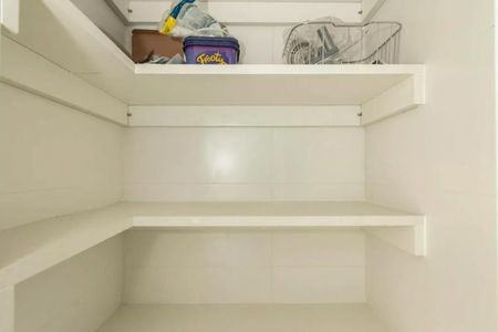 Apartamento à venda com 205m², 4 quartos e 4 vagasArmário com prateleiras e espaço para armazenamento de objetos.