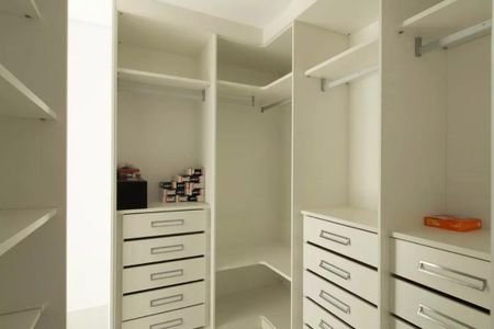 Apartamento à venda com 205m², 4 quartos e 4 vagasCupboard with drawers and shelves, white and modern, with a few items on top.