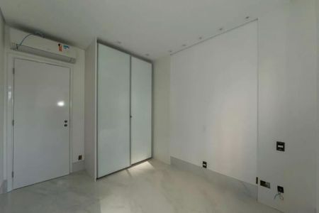 Apartamento à venda com 205m², 4 quartos e 4 vagasCuarto com armários de madeira e iluminação natural, com piso de porcelanato e iluminação LED.