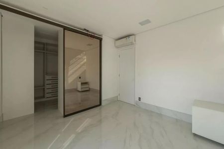 Apartamento à venda com 205m², 4 quartos e 4 vagasQuarto com armários, piso de porcelanato e ar condicionado.
