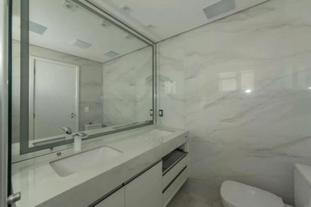 Apartamento à venda com 205m², 4 quartos e 4 vagasBanheiro com piso de porcelanato, pia e vaso sanitário de porcelanato, espelho grande e iluminação adequada.