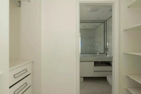 Apartamento à venda com 205m², 4 quartos e 4 vagasBanheiro com pia e espelho, com gavetas e armários brancos, com chão de porcelanato e iluminação adequada.