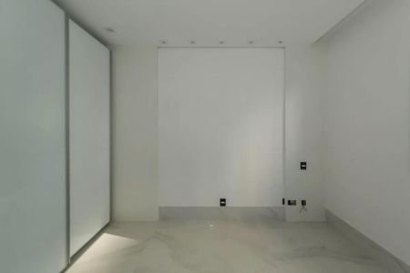 Apartamento à venda com 205m², 4 quartos e 4 vagasQuarto com móveis de gavetas e iluminação de LED, com piso de porcelanato e parede branca.