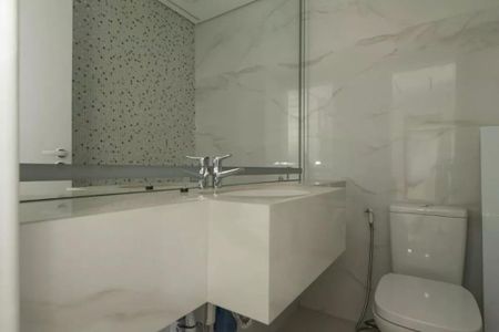 Apartamento à venda com 205m², 4 quartos e 4 vagasBanheiro com piso de porcelanato, pia de granito e mosaico na parede.