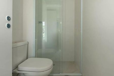 Apartamento à venda com 205m², 4 quartos e 4 vagasBanheiro com chuveiro e pia branca, com teto branco e paredes brancas, com um espelho na parede e um vaso sanitário branco.