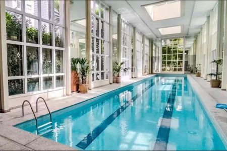 Apartamento à venda com 205m², 4 quartos e 4 vagasPiscina interna com iluminação natural e decoração de plantas.
