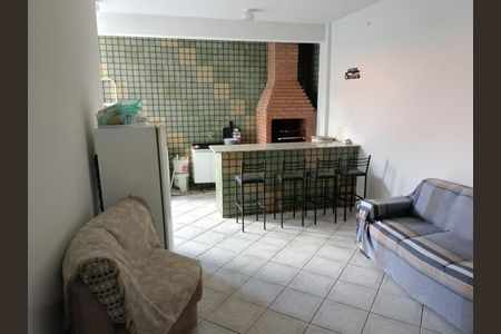 Sala de estar com churrasqueira e cozinha simples, com móveis de madeira e azulejos verdes e amarelos. de casa à venda com 3 quartos, 161m² em Jardim Aida, Guarulhos