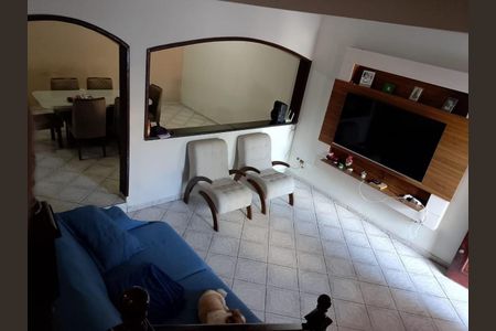Sala com sofá azul, mesa de jantar e TV na parede, com iluminação boa e decoração básica. de casa à venda com 3 quartos, 161m² em Jardim Aida, Guarulhos
