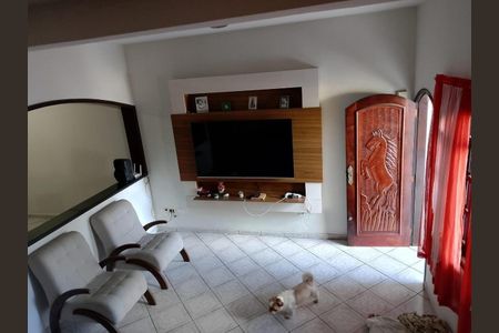 Casa com sala de estar com TV e sofás, com um cão branco e marrom no chão. de casa à venda com 3 quartos, 161m² em Jardim Aida, Guarulhos